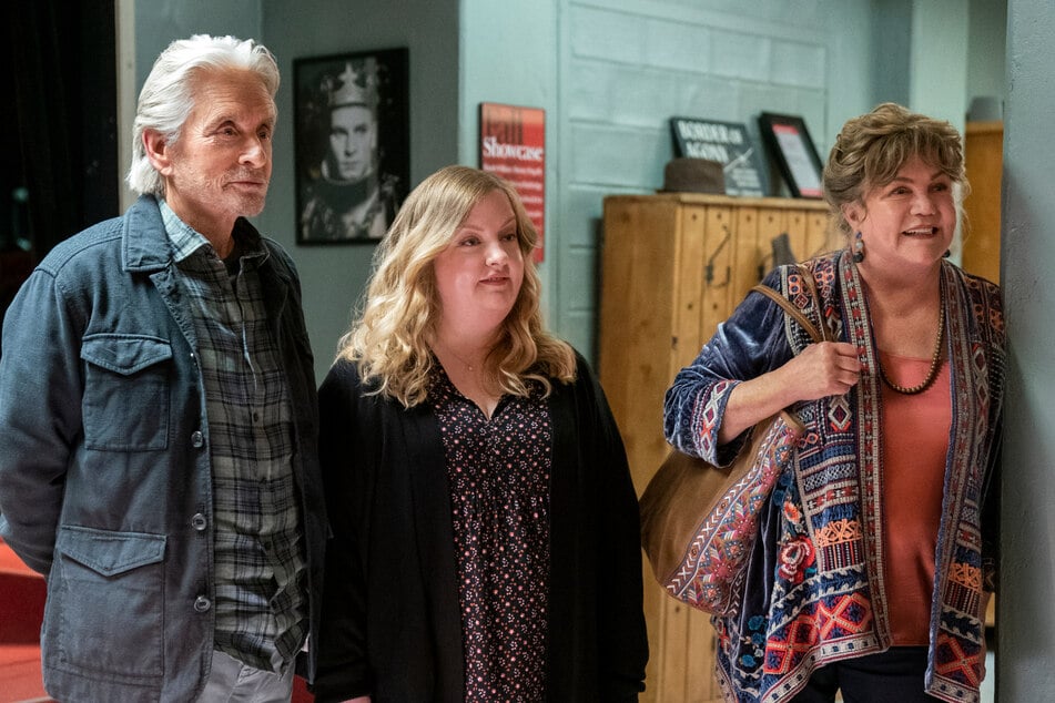Sie stehen bis heute immer mal wieder gemeinsam vor der Kamera: Michael Douglas (l-r), Sarah Baker und Kathleen Turner in einer Szene aus "The Kominsky Method".