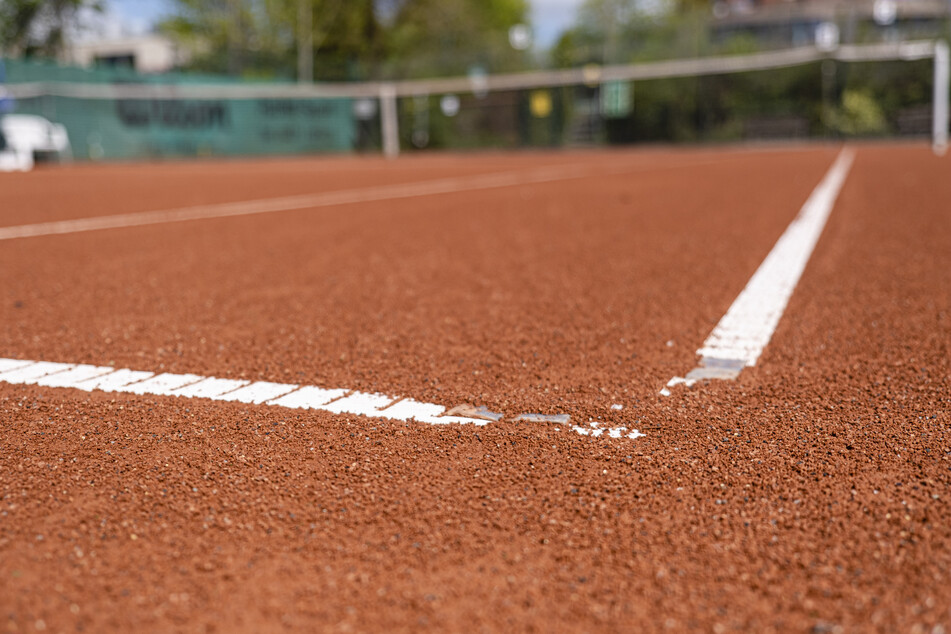 Ab Montag sind in NRW Aktivitäten auf Sportanlagen im Freien wieder erlaubt, wenn höchstens zwei Personen zusammen trainieren - wie etwa beim Tennis (Symbolbild).