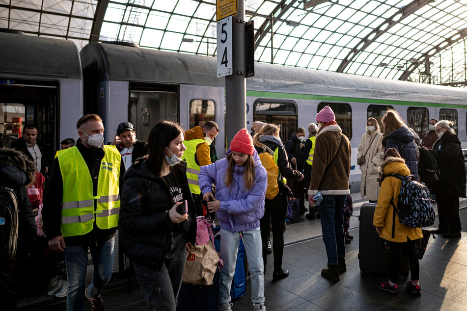 Berlin: Menschen, die aus dem Krieg in der Ukraine geflohen sind, kommen am Hauptbahnhof an.