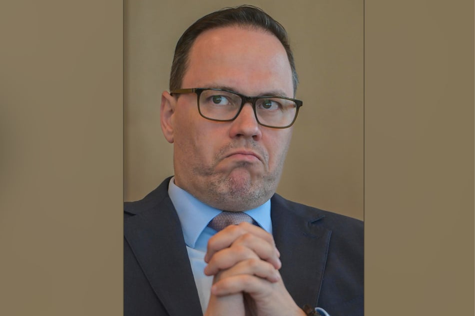 Geheimniskrämer: Offiziell wies Wirtschaftsminister Dirk Panter (52, SPD) die Ansiedlungspläne von Covenant lange als "Medienspekulation" zurück. Dabei wusste er seit November 2025 davon und traf sich im Juli mit Vertretern des US-Rüstungsunternehmens.