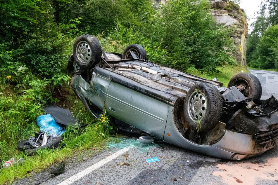 Audi-Fahrer weicht Felsen aus und überschlägt sich