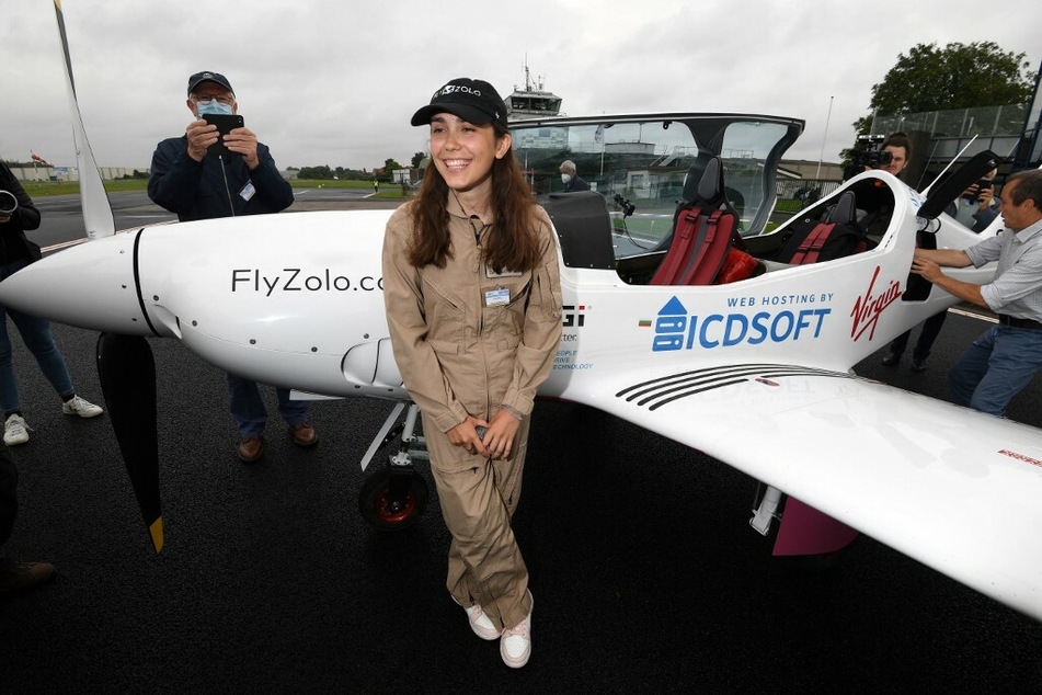 Zara Rutherford (19) posiert am 18. August 2021 kurz vor ihrem Abflug.