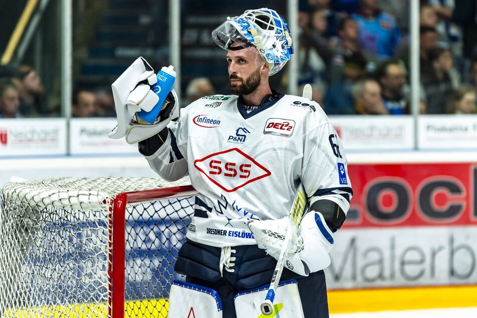 Eislöwen-Goalie Janick Schwendener war bedient. Fünf Buden in den ersten 14 Minuten. Das war zu viel, er musste raus.