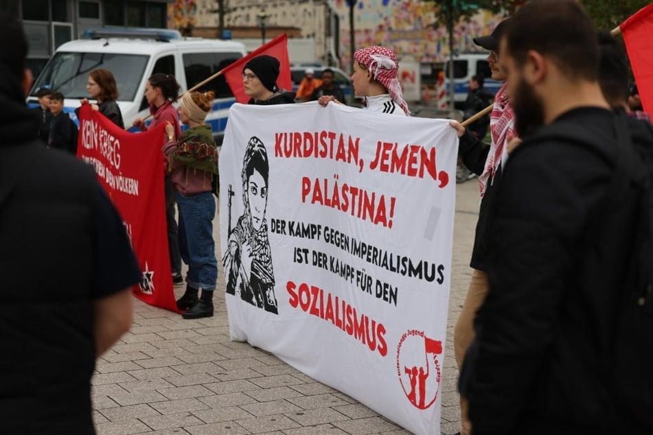 Die Demonstranten hielten Banner hoch, die sich mit Palästina solidarisierten.