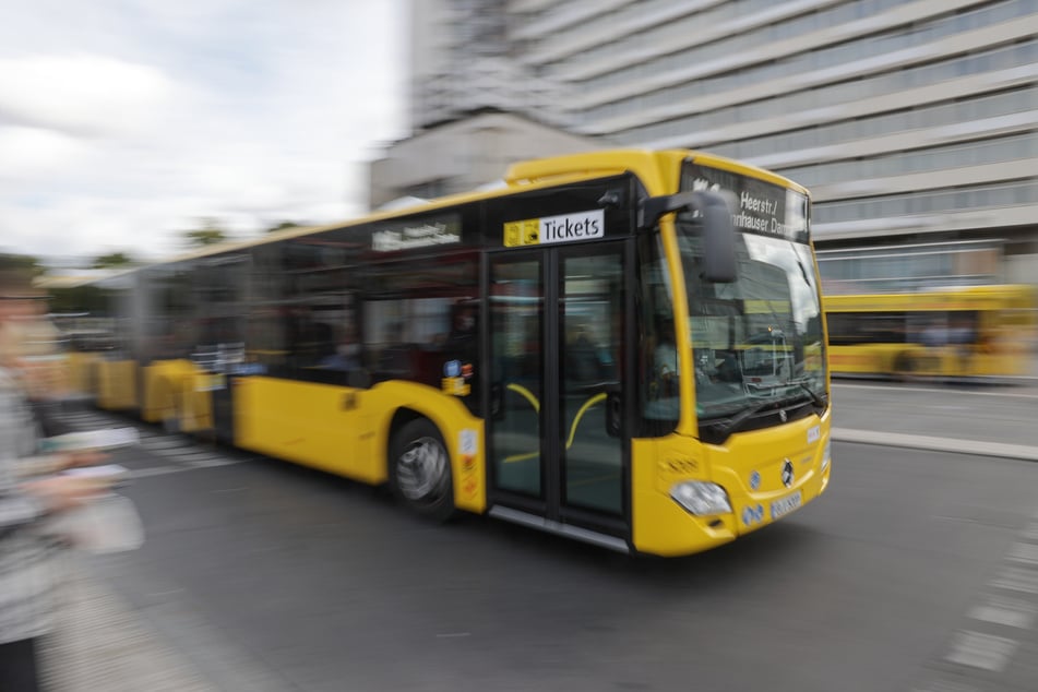 Die Rentnerin (84) stand hinten im BVG-Bus. (Symbolfoto)