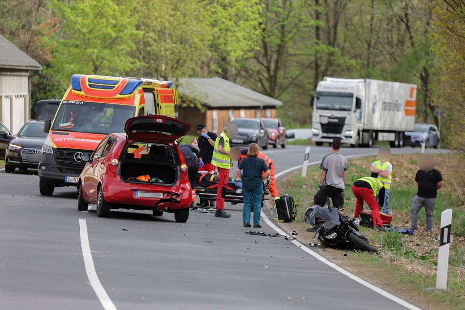 Die Straße "Am Sachsenring" (B180) in Hohenstein-Ernstthal war am Montagnachmittag gesperrt. Ein Biker fuhr auf ein Auto auf. Der Mann wurde schwer verletzt in ein Krankenhaus gebracht.