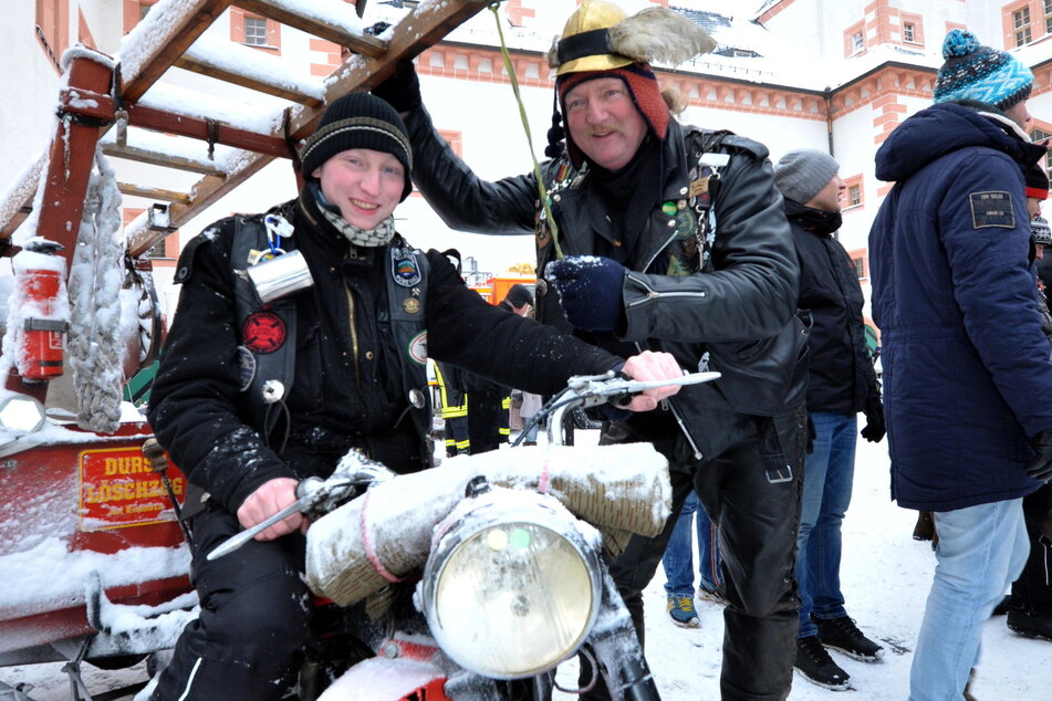 Mit der Zweirad-Feuerwehr durch den Schnee zu düsen ist für Heiko Fischer (56) und seinen Sohn Simon der größte Gaudi - aber nicht mehr zur Augustusburg.
