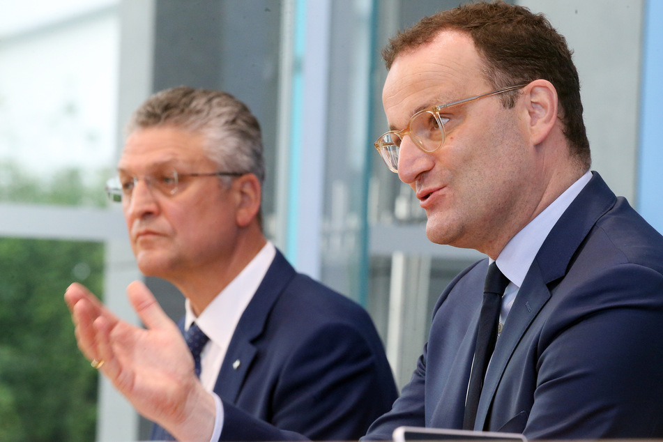 Jens Spahn (41, CDU, re.), Bundesgesundheitsminister, und Lothar Wieler (60, li.), Präsident des Robert-Koch-Instituts. Beide sind gegen eine generelle Abschaffung der Maßnahmen in Schulen und Kitas.