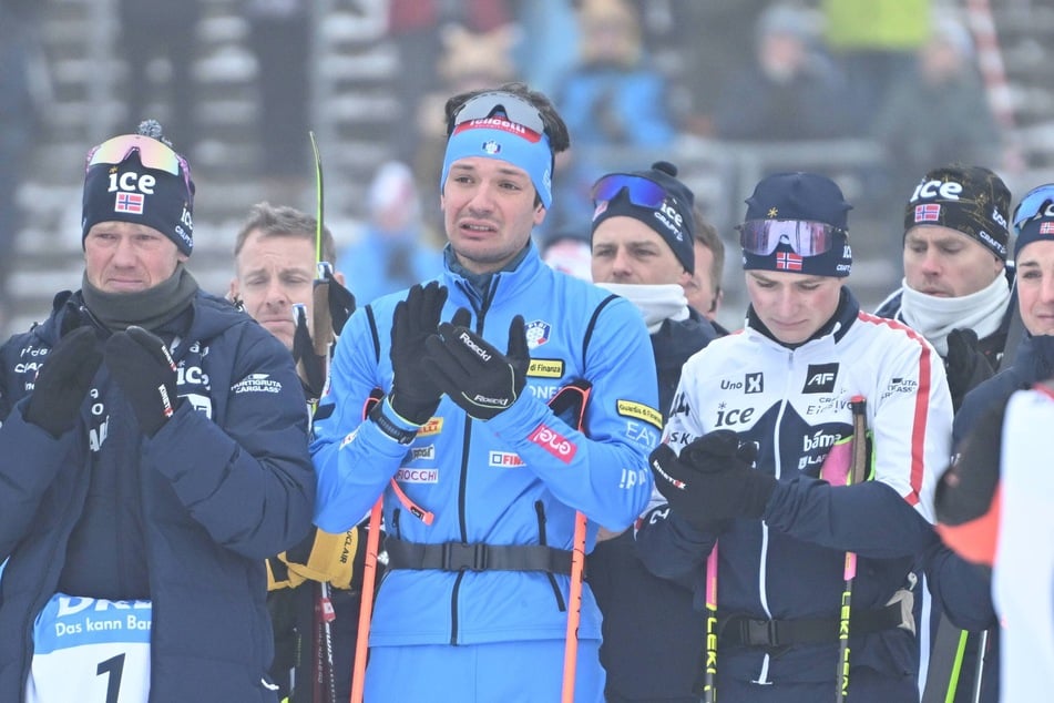 Der Tribut an Bakken rührte nicht nur die norwegischen Athleten und Tommaso Giacomel (25, M.) zu Tränen. Links zu sehen: Johannes Dale-Skjevdal (28), der Bakkens symbolisches Trikot mit der 1 dabeihat.