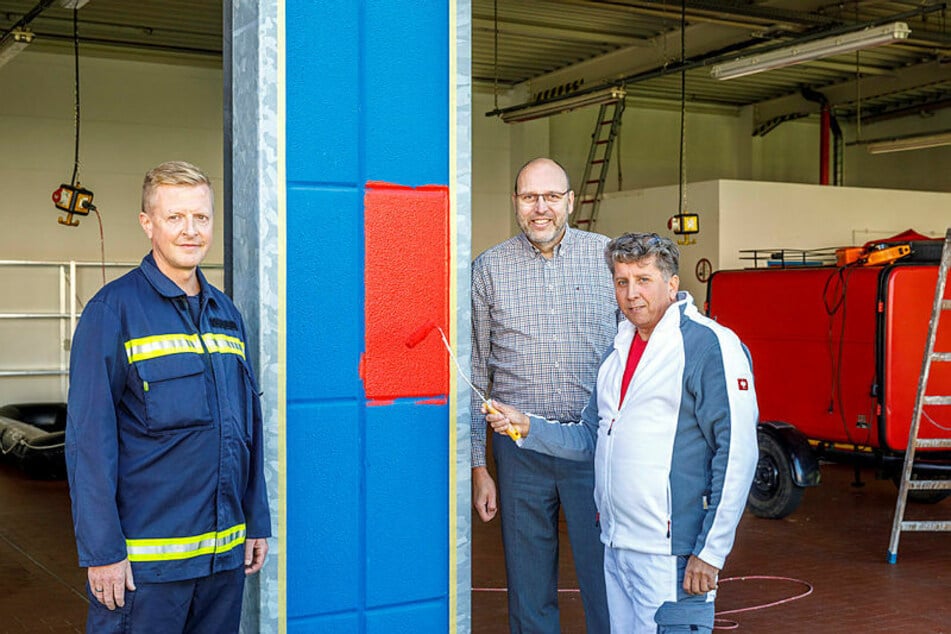 Malermeister Ralf Kotte (54, r.), Gemeindewehrleiter Frank Fischer (45, l.) und Oberbürgermeister Olaf Raschke (57) freuen sich über das neue Objekt der Feuerwehr.