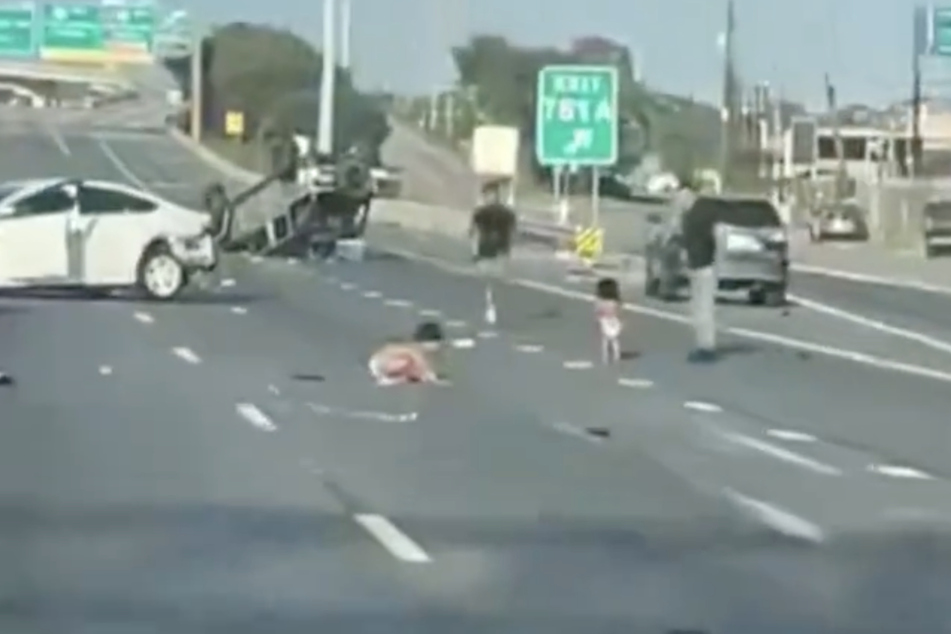 Erschreckende Szenen nach einem Unfall in Texas: Zwei Babys krabbeln auf dem Asphalt.