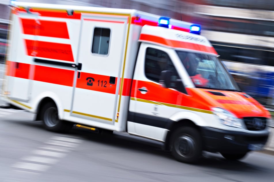 Beim Brand eines Wohnhauses ist in Hutthurm im niederbayerischen Landkreis Passau am Montag ein Mann leicht verletzt worden. (Symbolbild)