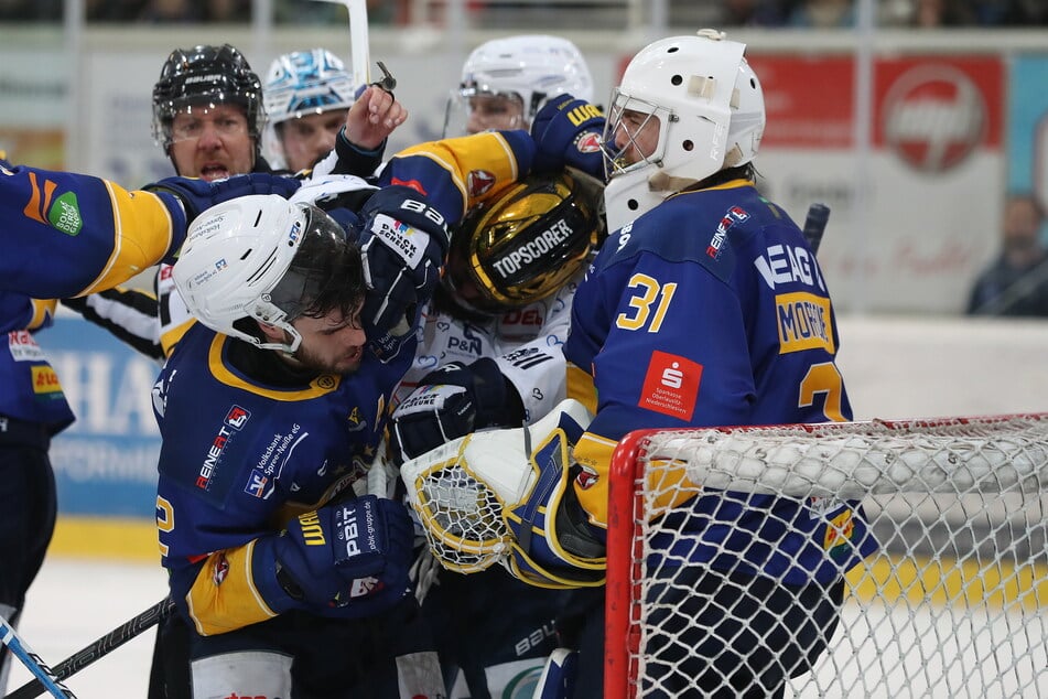 Weißwassers Sebastian Zauner (v.) duelliert sich per Faustkampfeinlage hier mit Eislöwen-Kapitän Travis Turnbull.