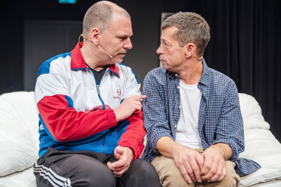 Auf der Bühne stellen sich Philipp Schaller (links) und Jens Eulenberger (rechts) den großen Fragen des Lebens.