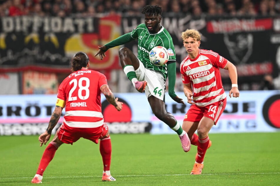 Unions Abwehr bekam es mit Victor Boniface (M.) zu tun, der erstmals in der Startelf von Werder Bremen stand.