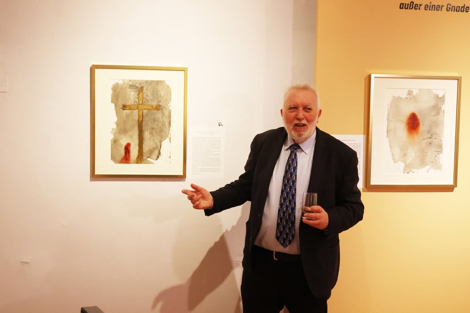 Kurator Herbert Specht steht in einem Ausstellungsraum beim Presserundgang durch die Ausstellung "Salvador Dalí - Biblia Sacra". Seinen Höhepunkt erreichte Salvador Dalís religiöse Auseinandersetzung mit dem christlichen Glauben im Zyklus "Biblia Sacra".