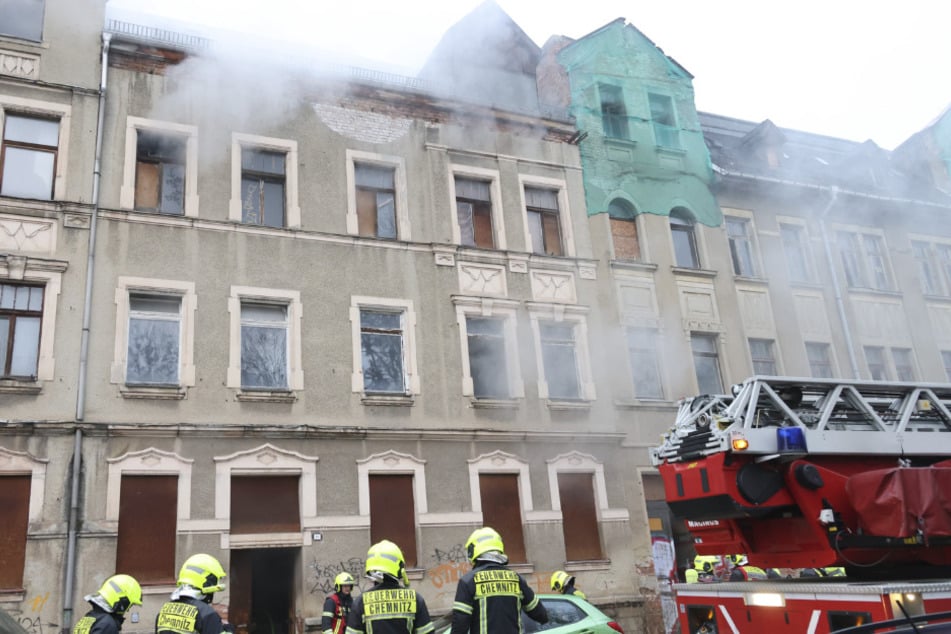 Passanten meldeten den Brand der Feuerwehr.