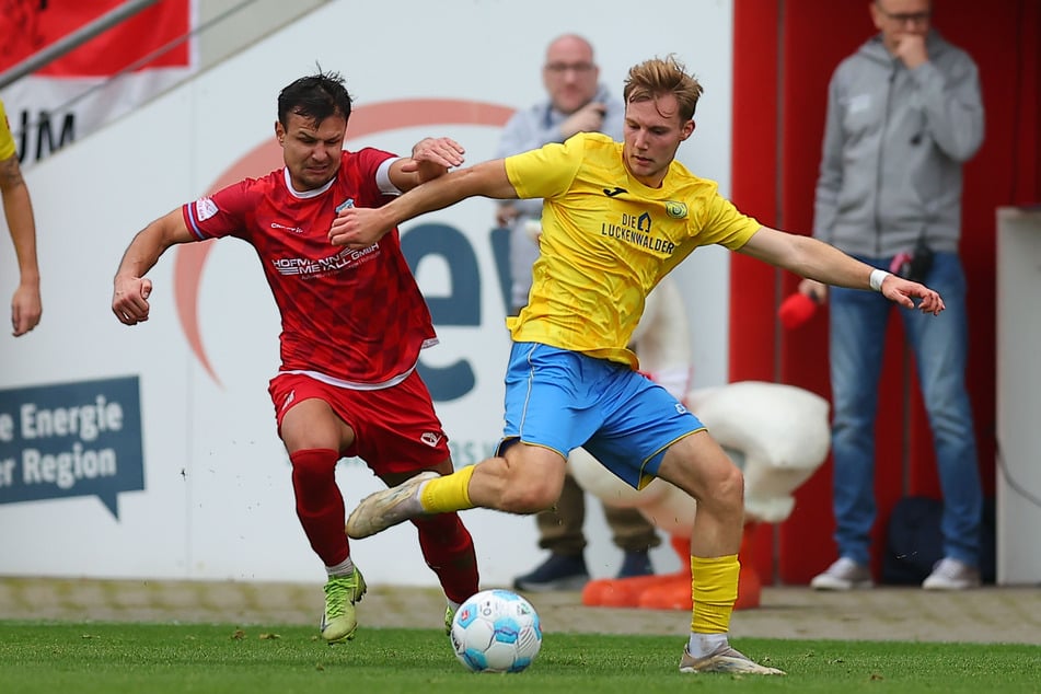Zwickauer Andrey Startsev (l.) im Zweikampf mit Fabio Schneider.