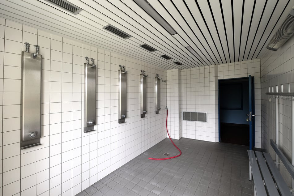 Kalt duschen zum Energiesparen hat ein Ende: Landkreis stellt Warmwasser in Sporthallen wieder an