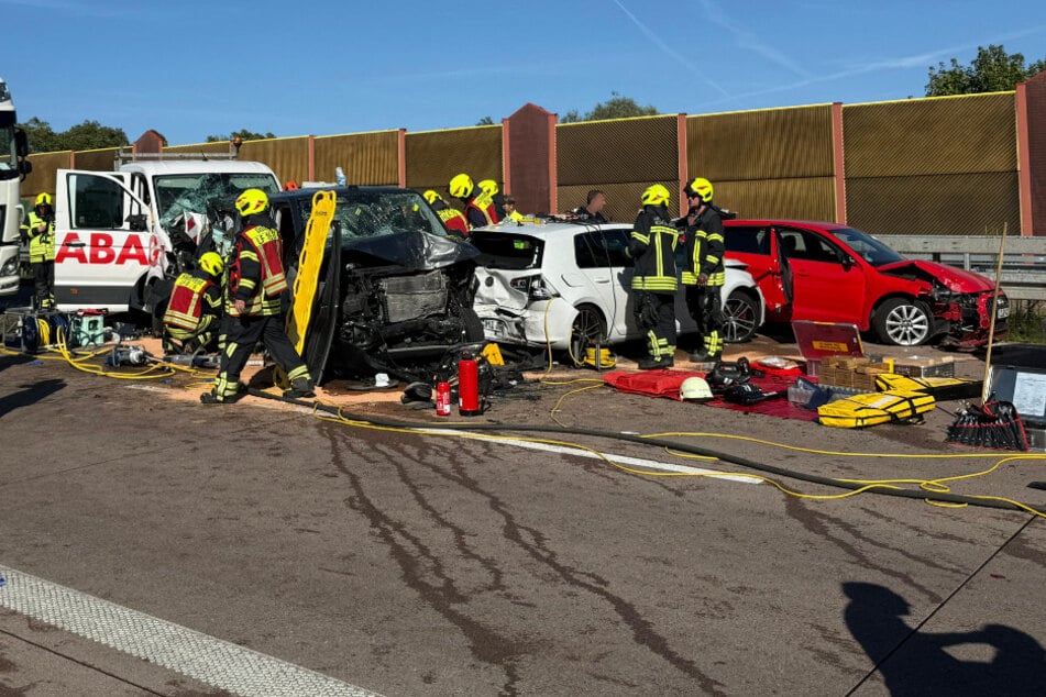 Sieben Fahrzeuge sollen in dem Unfall auf der A9 bei Leipzig involviert sein.
