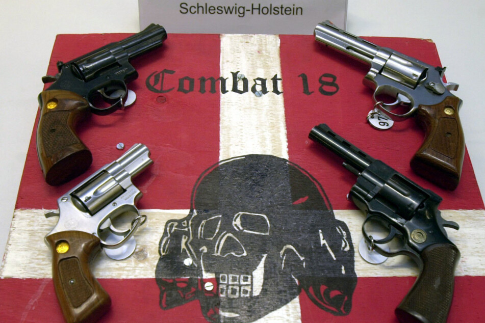 Sichergestellte Waffen der Neonazi-Gruppe "Combat 18".