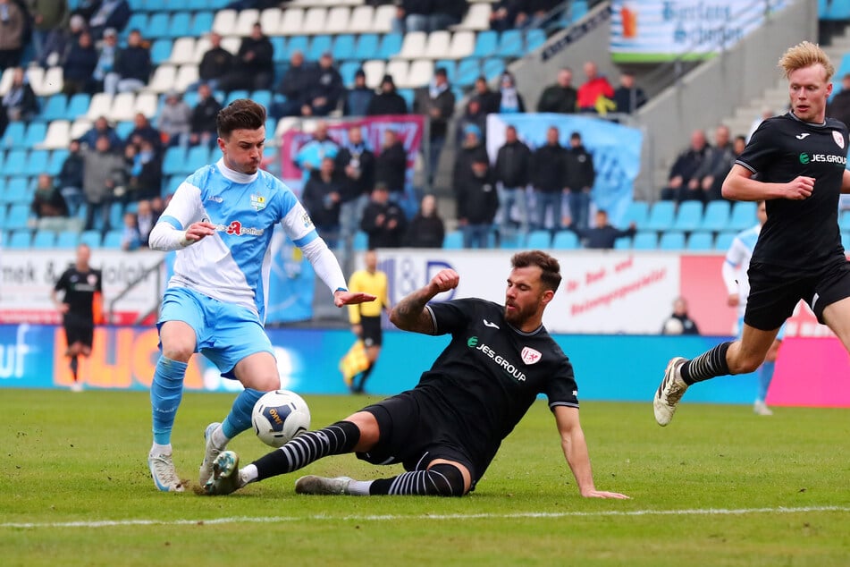 Leon Damer (25, l.) im März im letzten Heimspiel gegen Greifswald. Damals gab es ein 2:3. Am Sonntag soll ein Sieg gelingen.