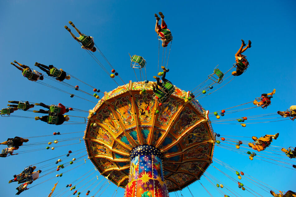 An der Festhalle Plauen stehen derzeit Kettenflieger und Co.