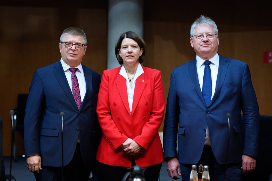 Thomas Haldenwang (64, links), Martina Rosenberg (54, Mitte) und Bruno Kahl (62, rechts) gaben bei einer öffentlichen Sitzung des Parlamentarischen Kontrollgremiums des Bundestages bekannt, dass es noch in diesem Jahr ein Urteil geben wird.