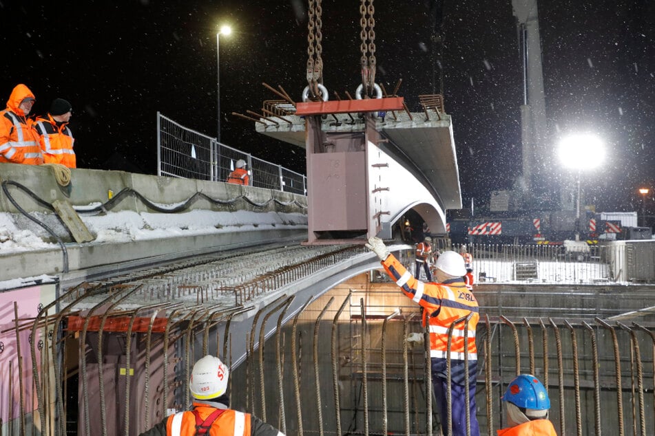 Am Freitagabend wurden die Bauarbeiten am Chemnitzer Bahnbogen fortgesetzt.