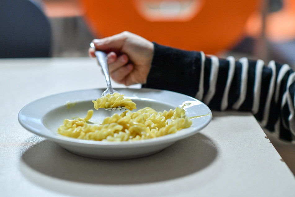 Kleinkinder verlernen in der Corona-Zeit viele Fähigkeiten, wie zum Beispiel mit einer Gabel zu essen.