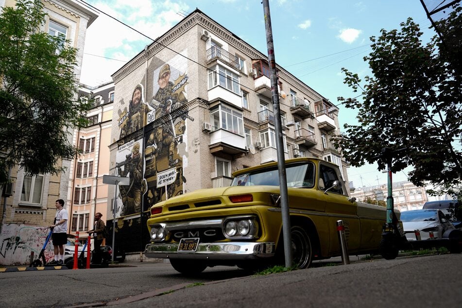Bei russischen Angriffen auf die Ukraine sind nach Behördenangaben mindestens drei Menschen ums Leben gekommen, weitere 15 wurden verletzt.