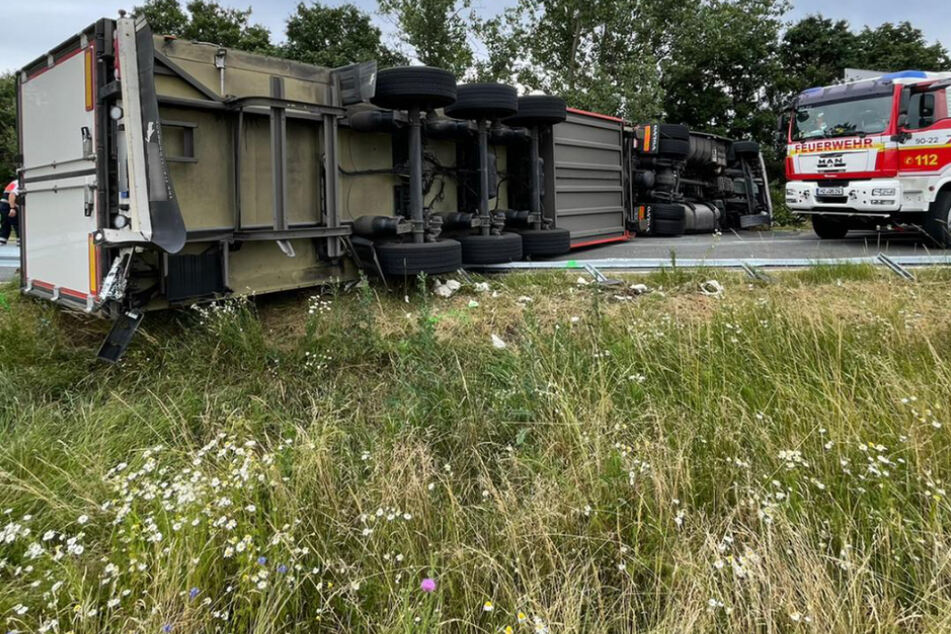 Lastwagen kippt um und versperrt komplette Straße: Fahrer schwer verletzt