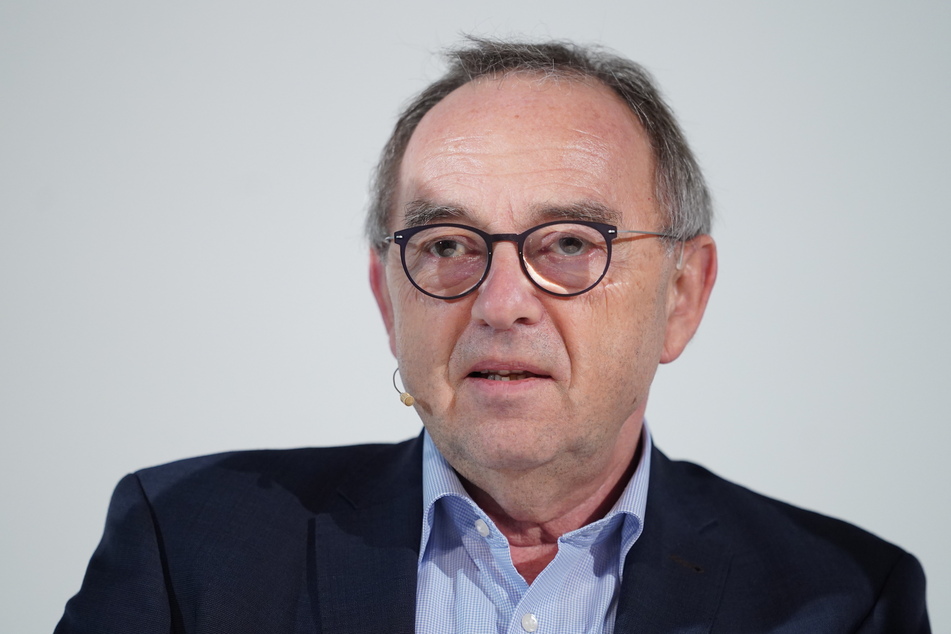Der SPD-Bundesvorsitzende Norbert Walter-Borjans (68) hat eine Beteiligung von "Krisengewinnern" und Vermögenden an den Milliarden-Lasten der Corona-Krise gefordert.