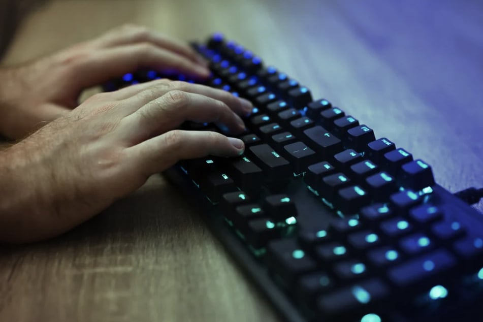 Ein junger Mann (19) soll die Droh-Mail verfasst haben. Beamte durchsuchte seine Wohnung. (Symbolbild)