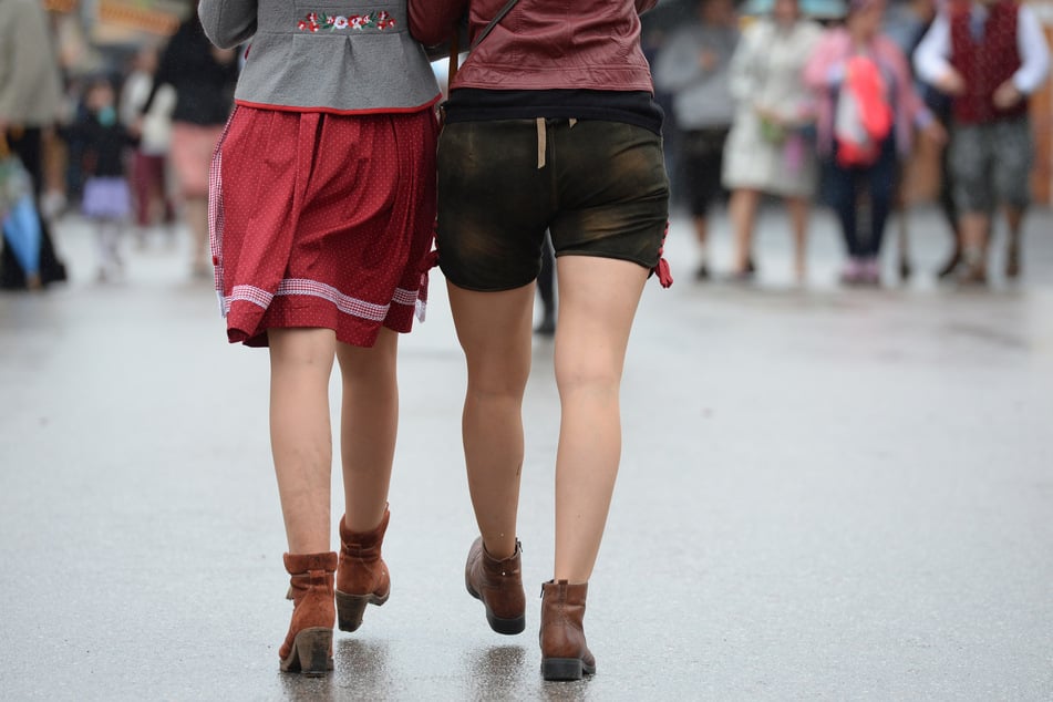 Die Frau lief vom Taufkirchener Volksfest nach Hause, als sie plötzlich drei Männer bedrängten. (Symbolbild)