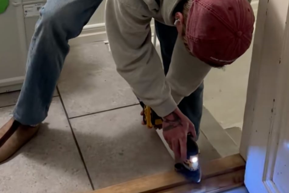 Das Paar fand beim Abschleifen der Türen in ihrem Haus eine Hinterlassenschaft der Vorbesitzer.