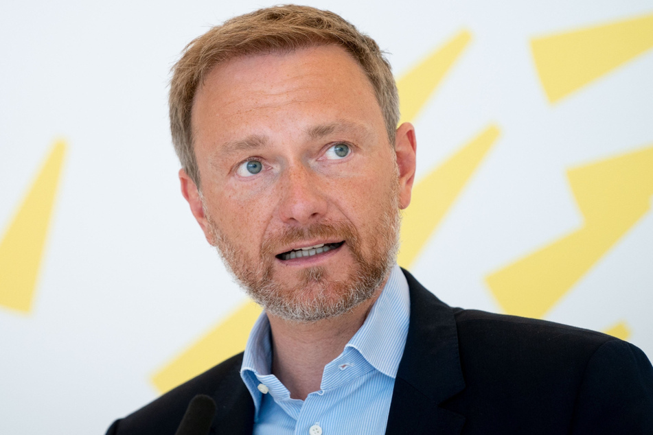 Parteichef Christian Lindner (41) steht in Stuttgart auf der Bühne. Die Anhänger nehmen digital teil.