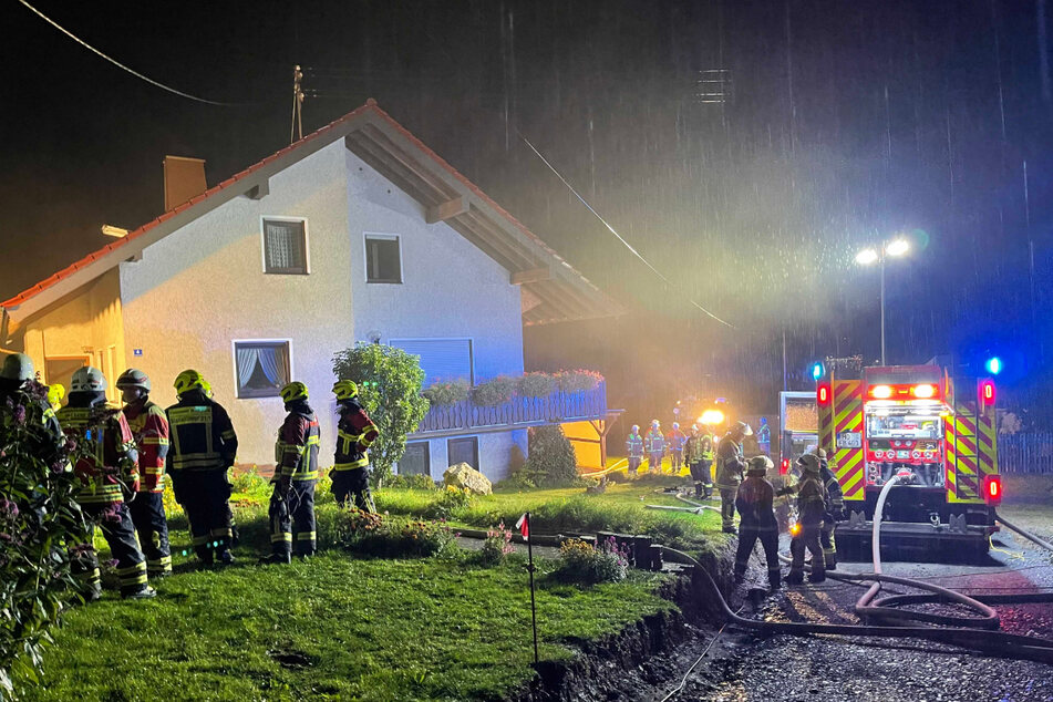Die Feuerwehr steht bei einem Haus in Berg, in das ein Blitz eingeschlagen war.