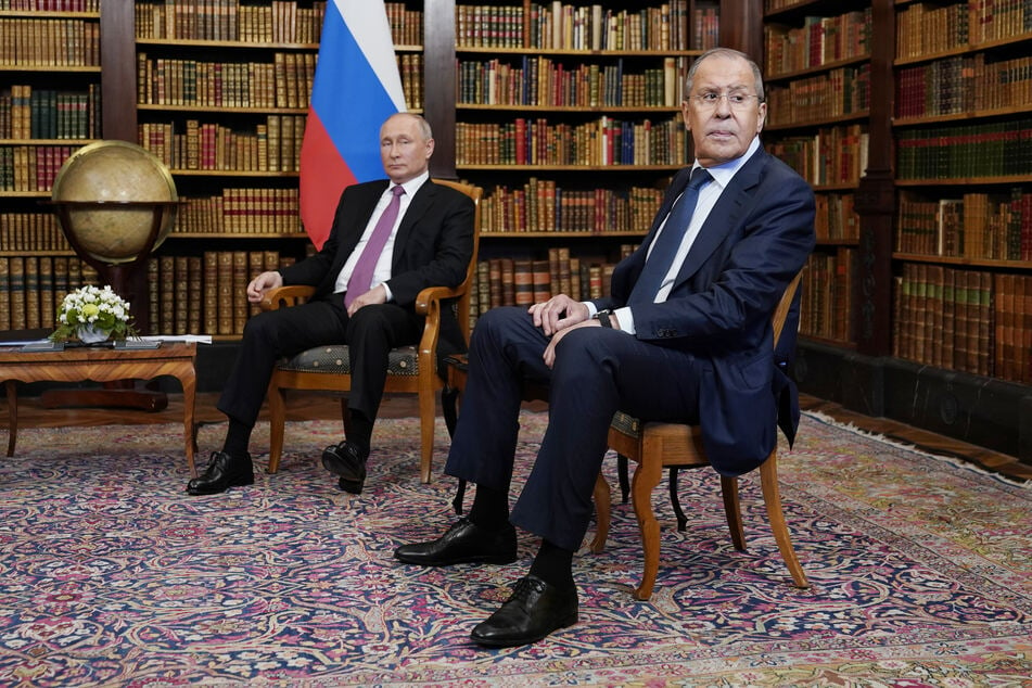 Sowohl gegen Russlands Präsident Putin (69, l.) als auch gegen Außenminister Lawrow (71) wurden nun direkte Sanktionen erlassen.