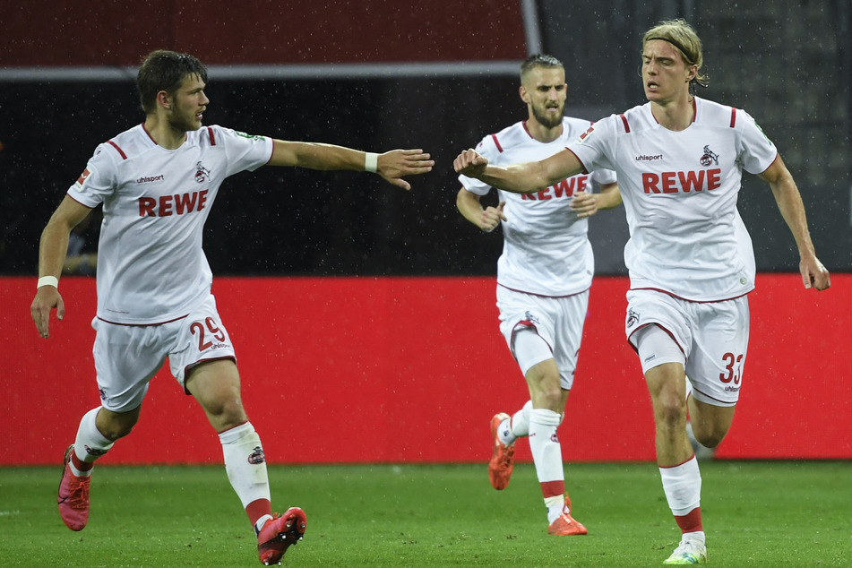 Kölns Sebastiaan Bornauw (r) jubelt mit Teamkollege Jan Thielmann nach seinem Treffer zum 1:2 (59.)