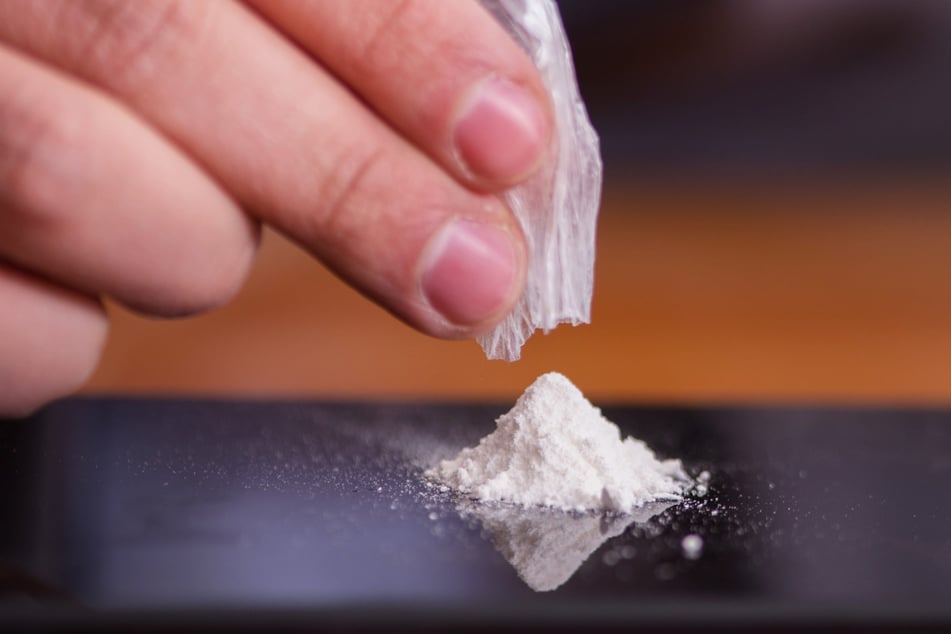 Auf seinem Handy bereitete er das Kokain vor, doch Polizisten beobachteten den 17-Jährigen dabei. (Symbolbild)