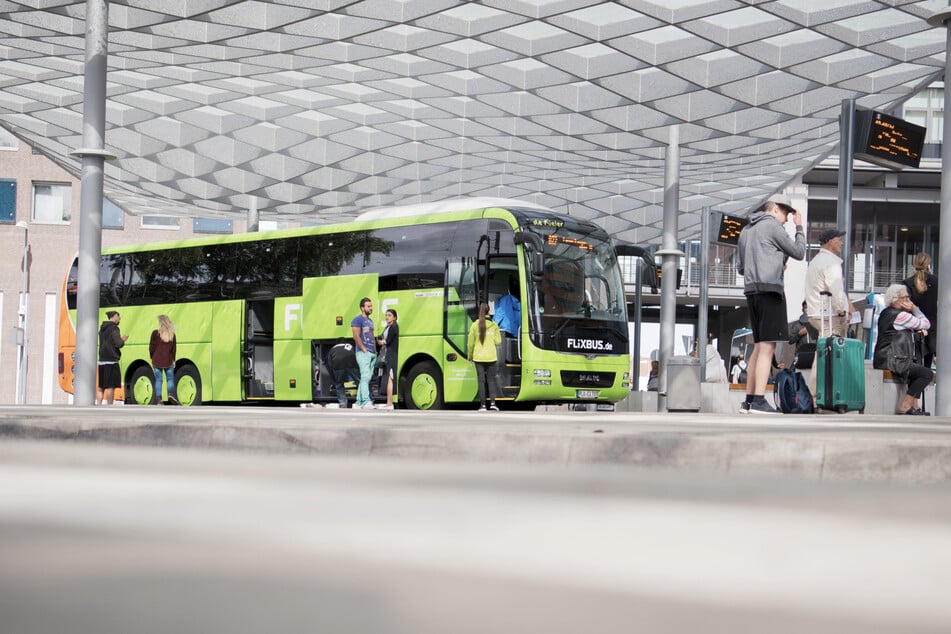 Einer der Busse soll aus Paris in Richtung Amsterdam unterwegs gewesen sein. (Symbolbild)