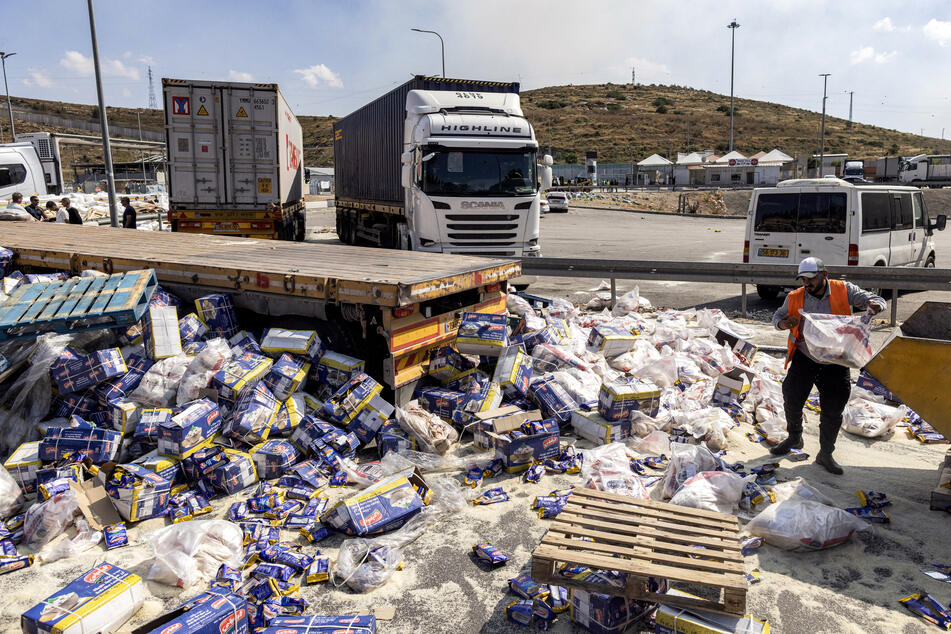 Statt bei den Menschen, die sie dringend benötigen, zu landen, wurden zahlreiche Lebensmittel von israelischen Demonstranten zerstört.
