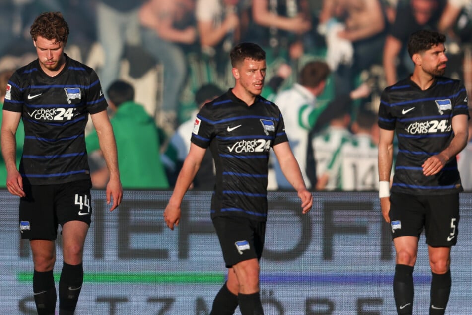 Trotz der Rotsperre von Linus Gechter (21, l.) muss Andreas Bouchalakis (32, r.) bei seinem Abschiedsspiel wieder auf die Bank.