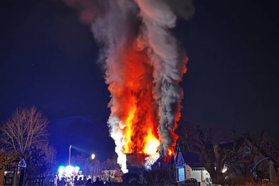 Die Flammen sind meterhoch in den Berliner Nachthimmel geschossen.