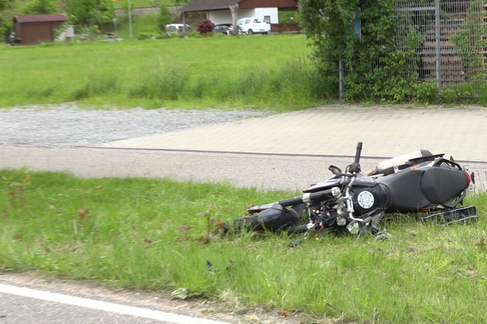 Überholmanöver geht schief: Motorradfahrer kommt ums Leben