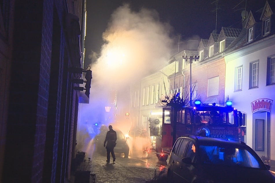 Drei Menschen erlitten bei dem Feuer am Dienstagabend Verletzungen - darunter auch ein sieben Monate altes Mädchen.