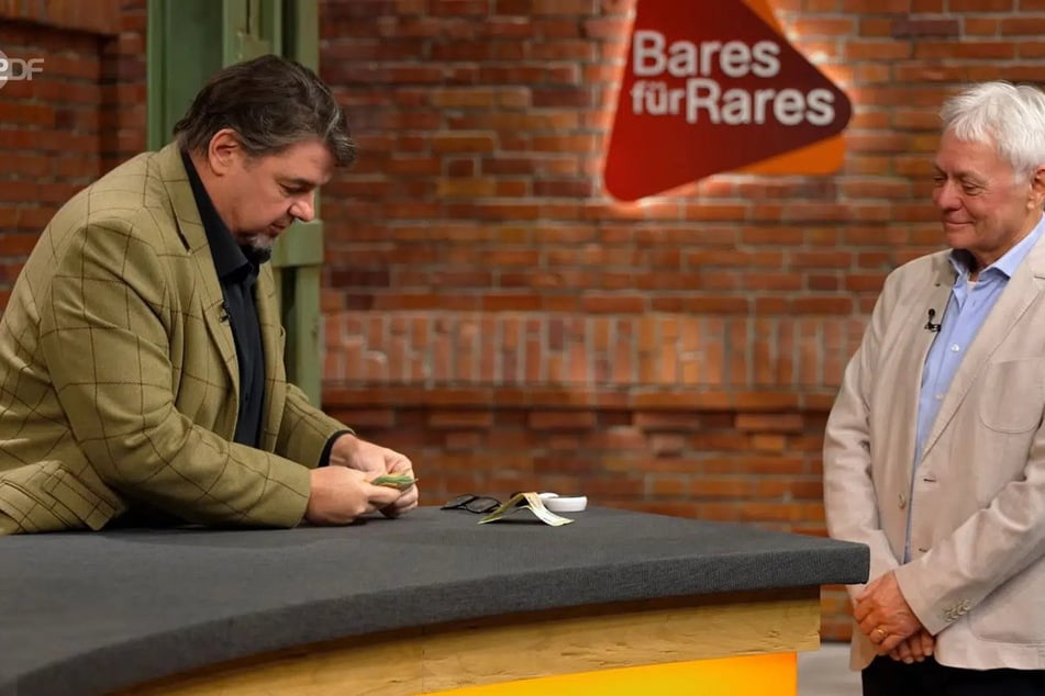 Daniel Meyer (53) legt satte 3000 Euro für die Sammlung auf den Tisch.