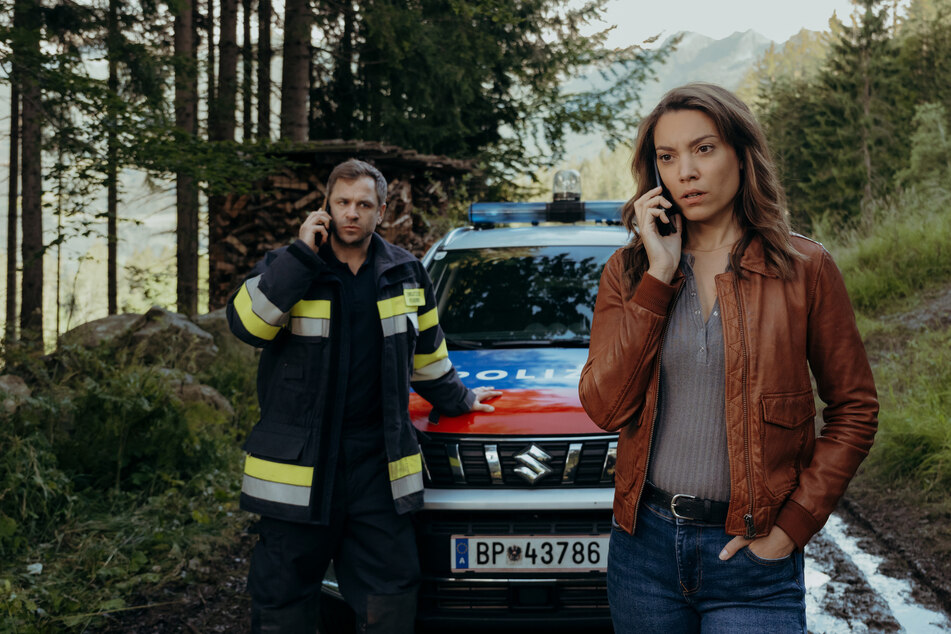 Kommissarin Alexandra Winkler (Viktoria Ngotsé, 34) will der Brandursache auf die Spur gehen, doch Feuerwehrmann Mike (Nikolaus Barton, 39) hat andere Probleme.