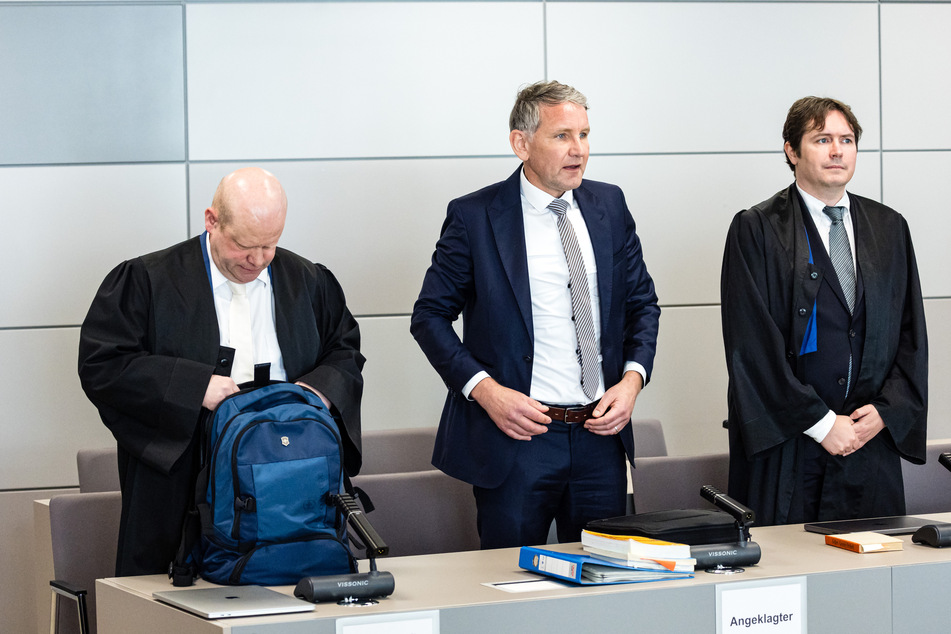 Der Angeklagte Björn Höcke (m.) mit zwei seiner Verteidiger im Saal des Justizzentrums.